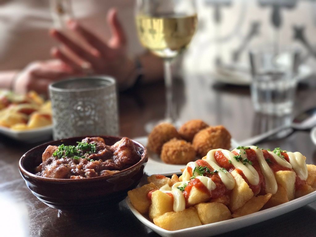 lunyalita's tweet photo. #Lunch #Menu with 3 #tapas for 14.50 available #Sunday to #Friday 12noon - 5pm and Children Menu available every day #Spain #Barcelona #wine #sangria #Liverpool #TuesdayMotivation @theAlbertDock #shopping #family #schoolholidays #childrenmenu https://t.co/WGL5yCe6kM