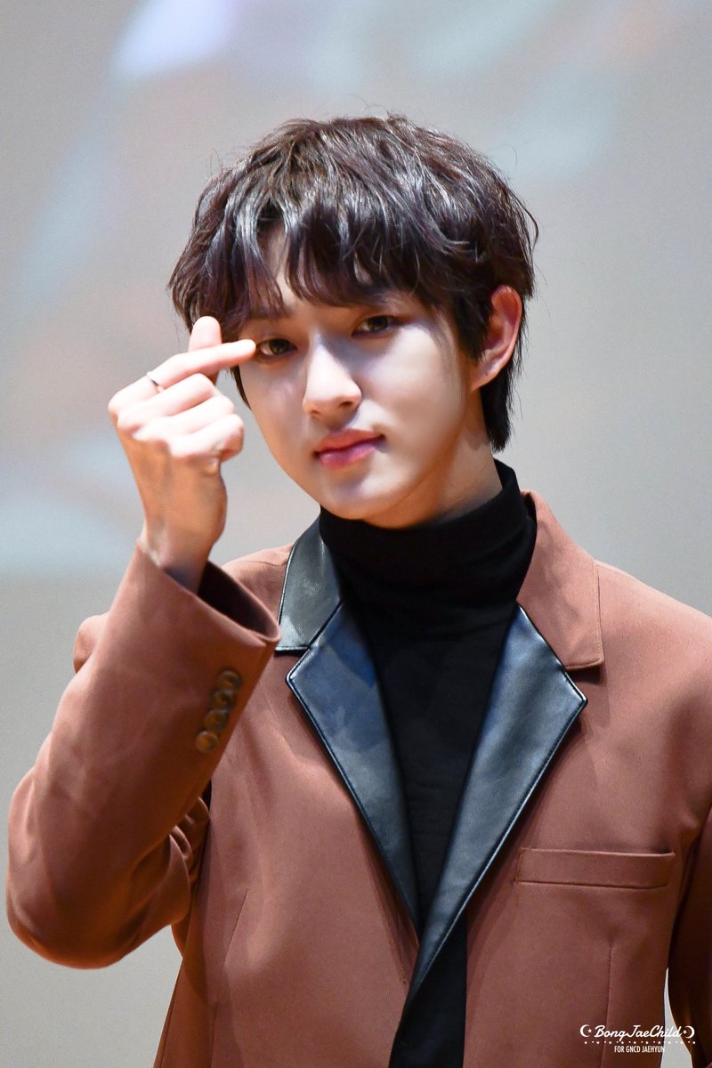BongJae_Child's tweet photo. *HQ_200208*

🌙 M2U레코드 팬사인회 🌙 

〈 @Hi_Goldenness / @Official_GNCD 〉

#GOLDENCHILD #골든차일드 #BONGJAEHYUN #JAEHYUN #봉재현 #재현 https://t.co/9eBHutOzoD