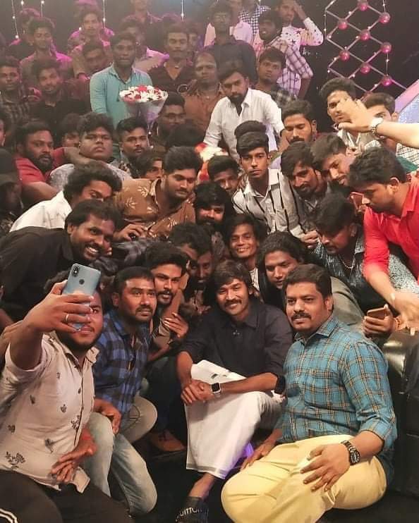 tn69_Dfc's tweet photo. தலைவா @dhanushkraja ♥️🙏🏻
நாளைக்கு உங்க தரிசனம் தான் 🤙🏻🤩
#D40 #D40FirstLook
#D40FirstlookFeb19 #D40MotionPoster
#Karnan #Dhanushkraja https://t.co/H6rQxjgLpR