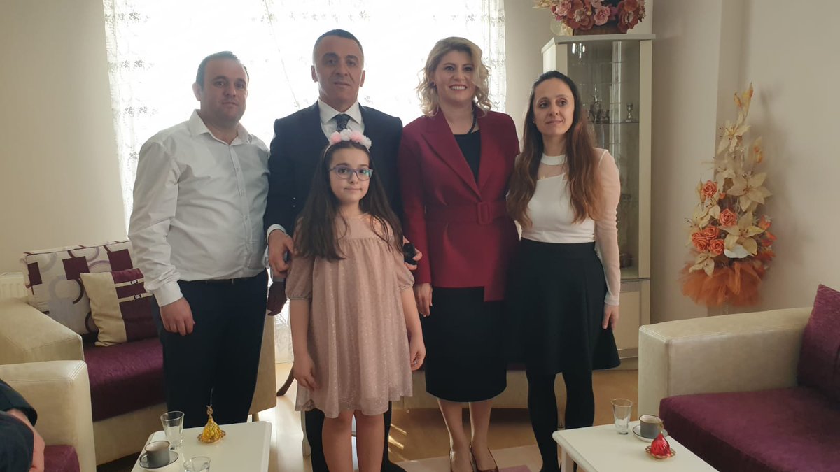 valikirklareli's tweet photo. Valimiz Sayın Osman BİLGİN ve eşi İlknur BİLGİN Hanımefendi  Ailemle Öğreniyorum-#Kırklareliokuyor projeleri kapsamında  399 kitapla en çok kitap okuyan İlkokul öğrencisi Yağmur Elif KARADEMİR ve ailesini evlerinde ziyaret etti. Öğrencimizi Cumhuriyet altınıyla ödüllendirdi. https://t.co/SQqhQd1kdt