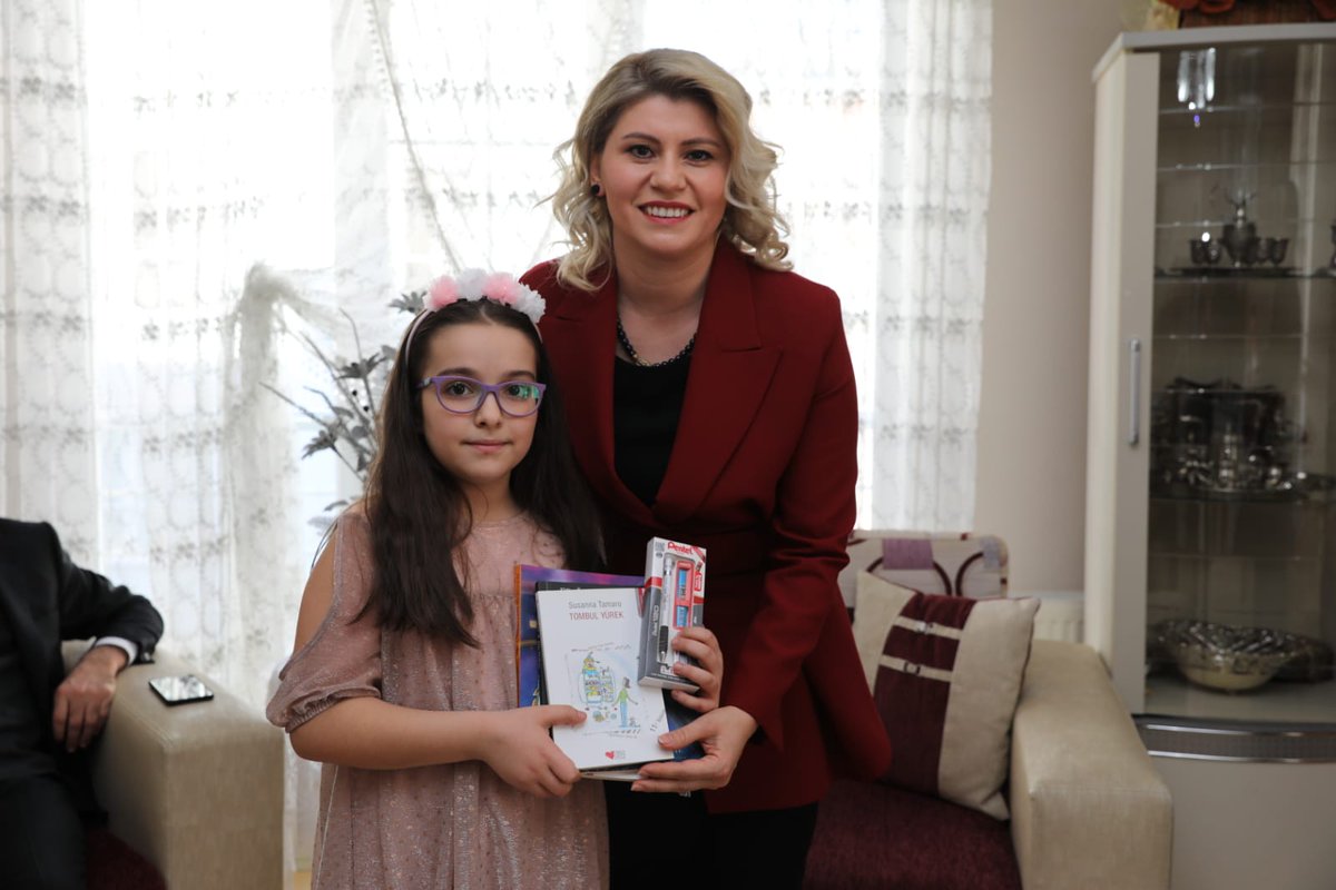 valikirklareli's tweet photo. Valimiz Sayın Osman BİLGİN ve eşi İlknur BİLGİN Hanımefendi  Ailemle Öğreniyorum-#Kırklareliokuyor projeleri kapsamında  399 kitapla en çok kitap okuyan İlkokul öğrencisi Yağmur Elif KARADEMİR ve ailesini evlerinde ziyaret etti. Öğrencimizi Cumhuriyet altınıyla ödüllendirdi. https://t.co/SQqhQd1kdt
