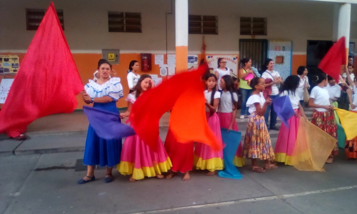 cbitluisramon's tweet photo. En el marco del CIII Aniversario de la U.E.N.B. Felipe Guevara Rojas, se presenta expografía y bailes típicos de los estados de Venezuela.  @vane_prieto @PedroGordon_21 @FundabitAragua https://t.co/n9rQ8rOTek