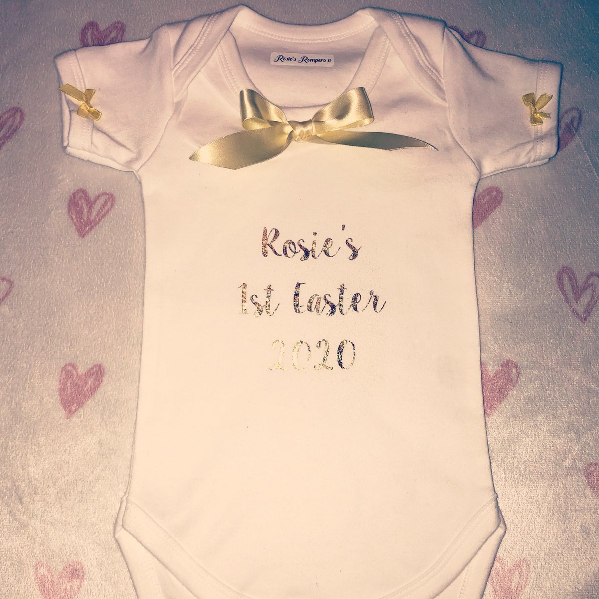 _shannnnnnnnn's tweet image. My first little creation 🐥🌼
I’ve started doing personalised baby items! I’ve got vests, hats &amp;amp; bibs! Can be personalised with any colour text / any writing &amp;amp; any colour bows / or none! 
Discounts on this week so I can get photos of different designs! Message me 💖