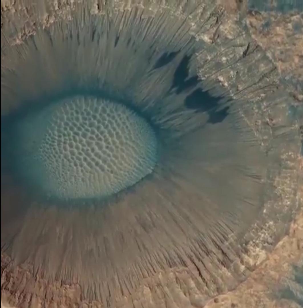 damonbro1's tweet photo. @Aero_Jenna @HiRISE We're looking at Mars and it's looking back https://t.co/bSLQGFMjCa