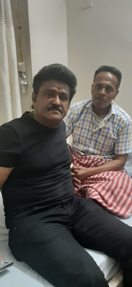 Jaggesh2's tweet photo. 250 ಕನ್ನಡ ಚಿತ್ರ ನಟಿಸಿದ ಮಿತ್ರ 
ಕಿಲ್ಲರ್ ವೆಂಕಟೇಶ ಇಂದು ಲಿವರ್ ವೈಫಲ್ಯದಿಂದ ಸಾವು ಬದುಕಿನ ಹೋರಾಟ!ಇವನ ವಿಷಯವೆ ನಾನು ಚಂದನವನ ಅವಾರ್ಡ್ ವೇದಿಕೆಲ್ಲಿ ಮಾತಾಡಿದ್ದು!
��ನ್ನ ಕೈಲಾದ ಸಹಾಯಮಾಡಿ ಇವನ ಉಳಿಸಿಕೊಳ್ಳುಲು ಯತ್ನಿಸುತ್ತಿರುವೆ!
ತುಂಬಾ ದುಃಖವಾಯಿತು ಹಿರಿಯಕಲಾವಿದರ ಸ್ಥಿತಿಕಂಡು!
ರಾಯರೆ ಕಾಪಾಡಬೇಕು ಇಂಥ ಕಲಾವಿದರ..ಹರಿಓಂ https://t.co/i7qg9ZQ6Vk