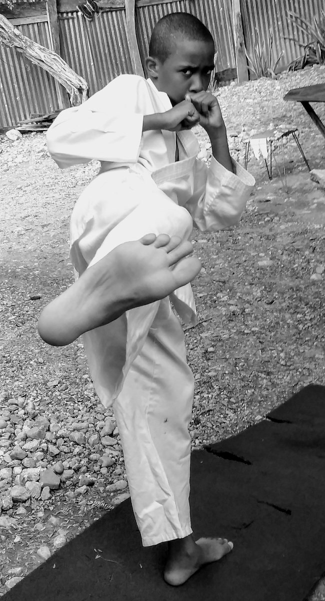 olivia_laporte's tweet photo. La pratique des arts martiaux est très bénéfique pour un enfant. Elle lui permet de canaliser sa force ainsi que son énergie, elle développe sa confiance en lui, sa capacité à se contrôler et d’utiliser des techniques d’attaque et de défense. #selfdefense #karaté https://t.co/QVkPCbuCFG