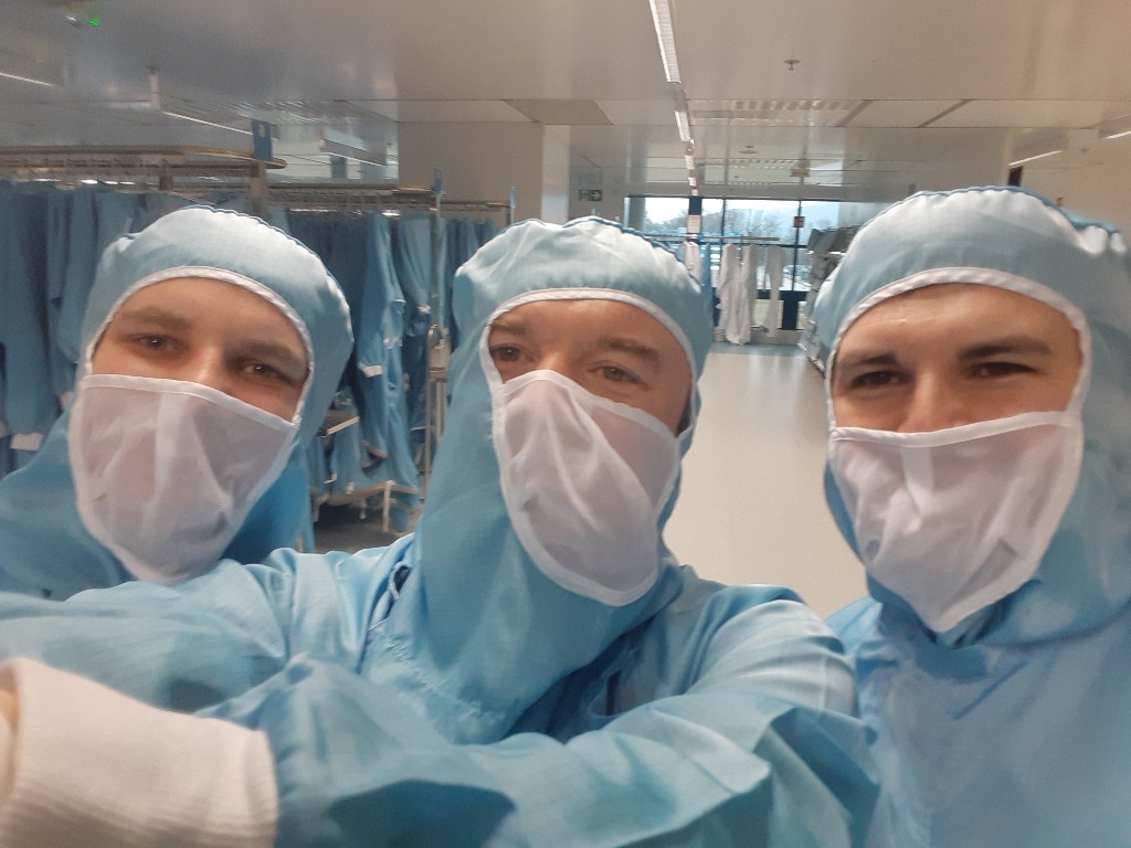 NeovisionSAS's tweet image. Hier, Neovision était sur le site de production STMicroelectronics de Crolles et ses salles blanches (d’où la photo ;) ). 

Ébahis, c’est le terme qui qualifie au mieux notre ressenti suite à la visite de l’unité de production ST 300. Un exemple de modernité !