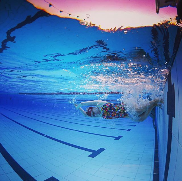 Empty outdoor 50m swimming pool bliss 🐬....
....definitely makes the tough days that little bit easier when you are struggling through the set! 📸 @fountainfotos_ 
#swimming #swim #outdoor #pool #triathlon #sufferfest #tripezza #keeppushing #notalwayspretty #teamxnd #becausei…