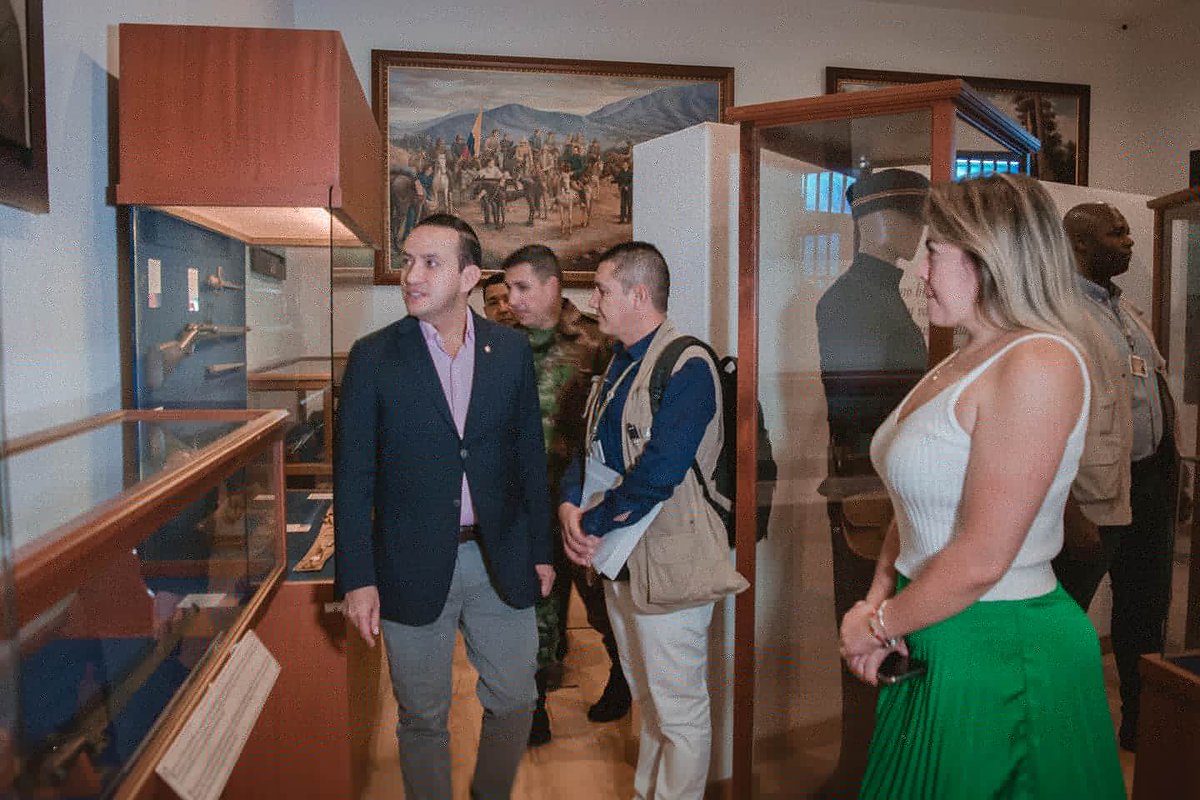 centroculturalO's tweet photo. El Dia de hoy el Señor Gobernador @mauricioaguilarh recorrió las Salas del Museo Batalla de Palonegro ubicadas en nuestras instalaciones, el cual rememora los hechos ocurridos entre el 11 y el 25 de mayo de 1900.
.
.
.
#bucaramanga #MuseoBatallaDePalonegro
#historia
#santander https://t.co/llmSsEfmOt