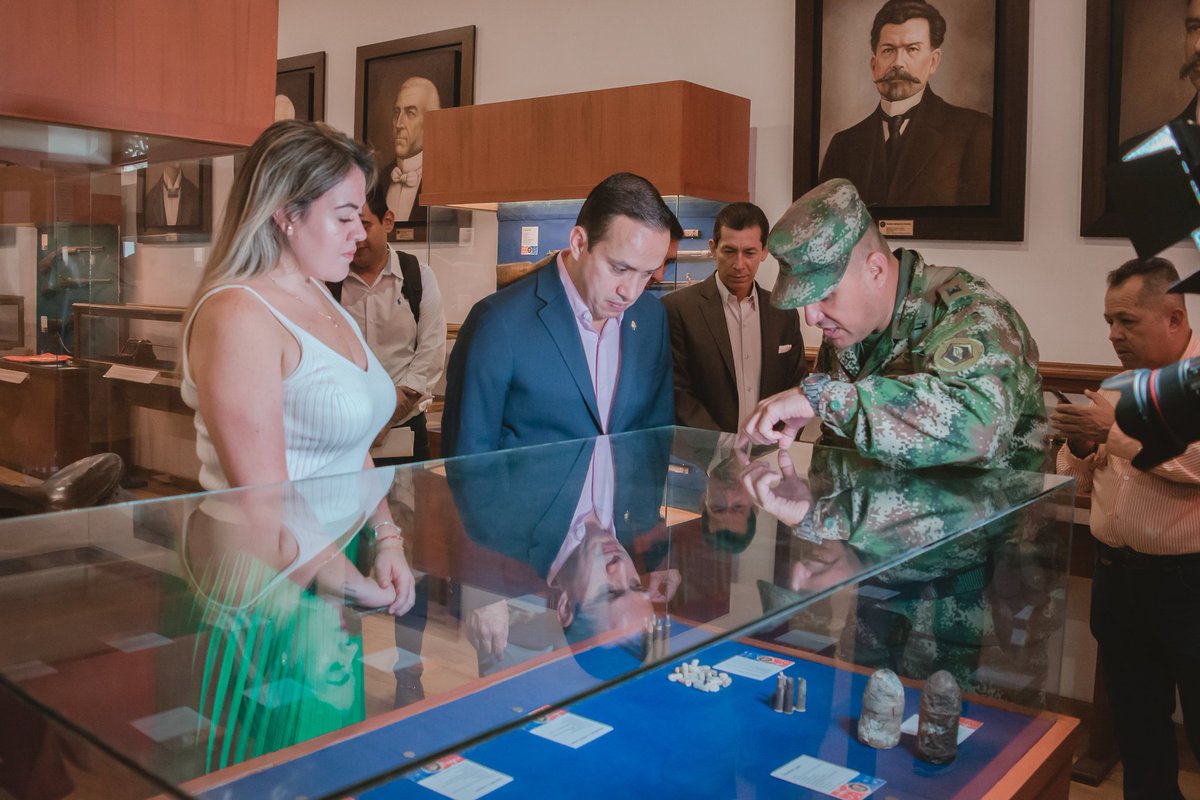 centroculturalO's tweet photo. El Dia de hoy el Señor Gobernador @mauricioaguilarh recorrió las Salas del Museo Batalla de Palonegro ubicadas en nuestras instalaciones, el cual rememora los hechos ocurridos entre el 11 y el 25 de mayo de 1900.
.
.
.
#bucaramanga #MuseoBatallaDePalonegro
#historia
#santander https://t.co/llmSsEfmOt