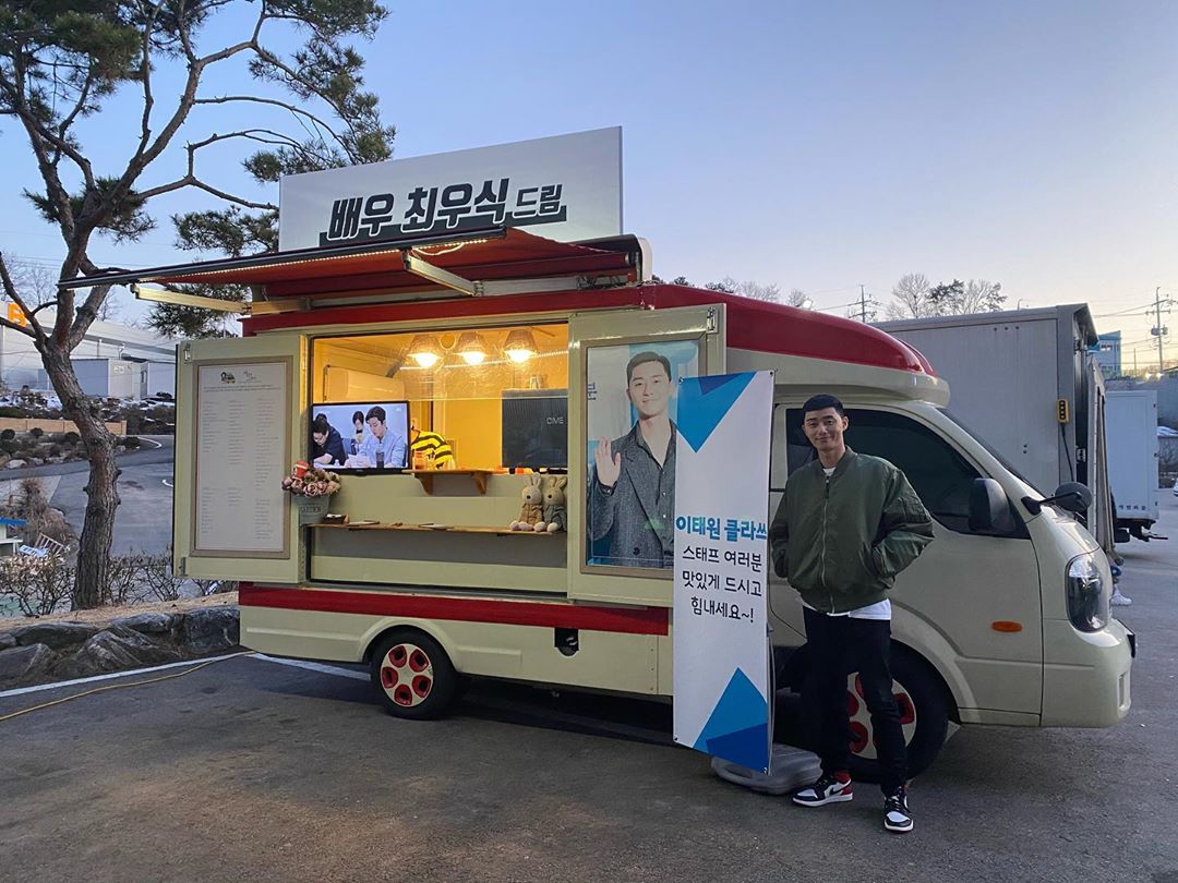  #ParkSeoJoon remercie son ami proche  #ChoiWooSik pour l'envoi d'un coffee truck sur le tournage de  #ItaewonClass