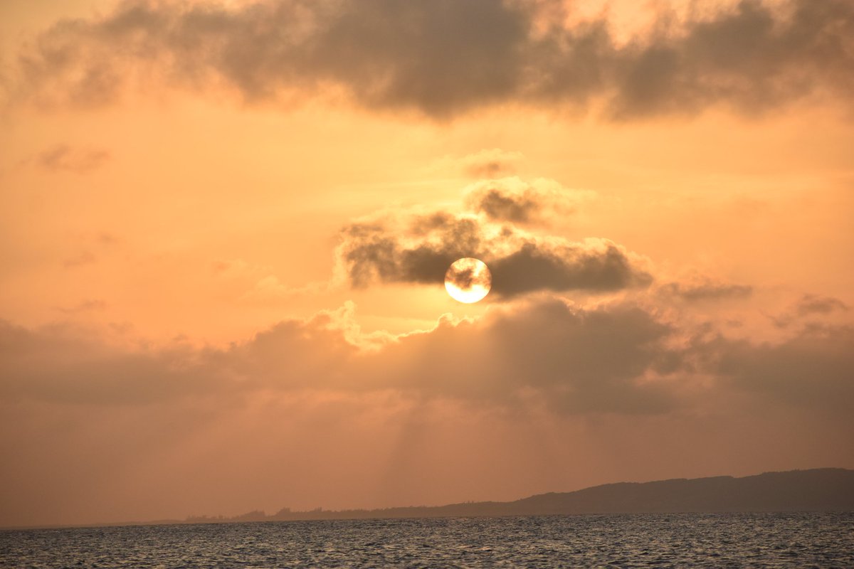 MichKatami's tweet photo. This evening when sailing 'closer' to the sun.. #sunsets #Sailing #sunsethunter #sunset_love #SunsetAddiction #sunset_pics #sunset https://t.co/Ir4x9mWMTK
