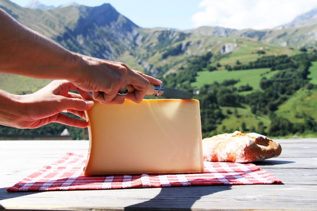This guide to ski food tells you what to eat and where to find it for your next ski holidays in the French Alps. 
-> vbt.io/goto/1eol