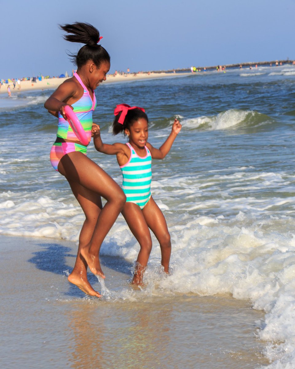 CleanIsland's tweet photo. Leap for joy on these beautiful clean shores! #LeaveOnlyFootprints #GulfShores #OrangeBeach #CleanBeach #CleanIsland #BeachVacation #Sustainable #Nature #Travel #LeaveNoTrace #BeachDay #Beach #RespectTheBeach #CleanWater #BlueWater #WavesForDays #Waves #Sky #CleanWaterFuture https://t.co/FaFJ2YgTGY