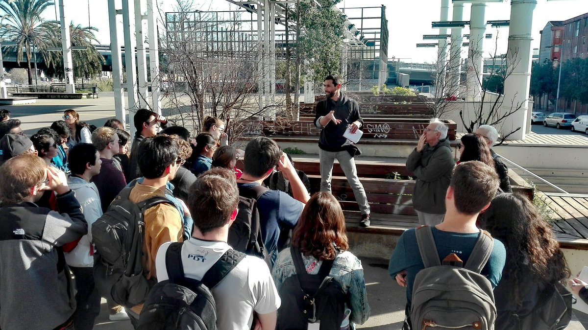 ciclica_arq's tweet photo. Un plaer conèixer el barri de Bon Pastor amb @stafe76 de l'@OACU_UB amb el curs #iasap de la Ilinois Architecture School Abroad Program. https://t.co/2ToaKic3vM