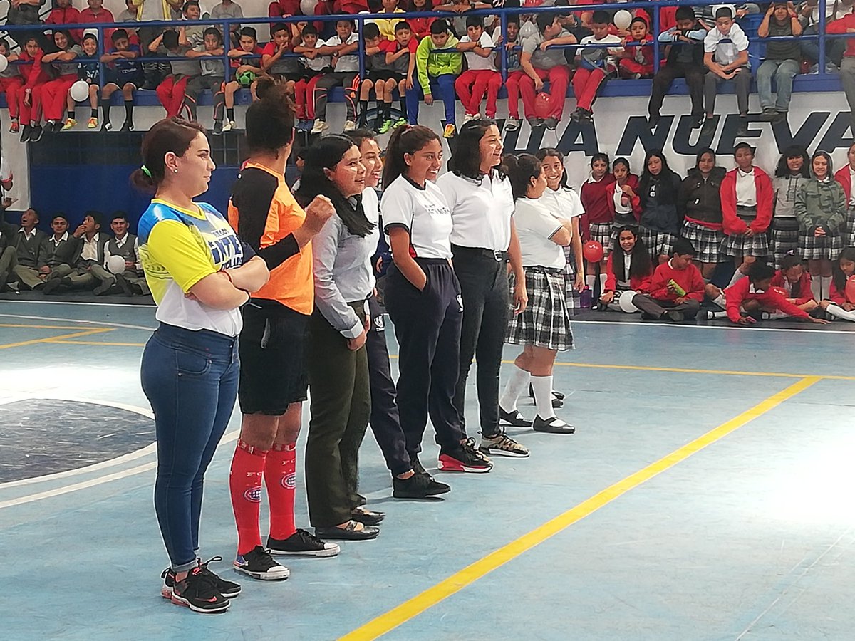MuniVillaNueva's tweet photo. Ambiente de fiesta en la inauguración de los #JuegosInterEscolares partido de exhibición entre jugadores de la Liga Mayor de Futsal vs alumnos villanovanos

#SomosGenteDeTrabajo https://t.co/fWtJrxkMXo