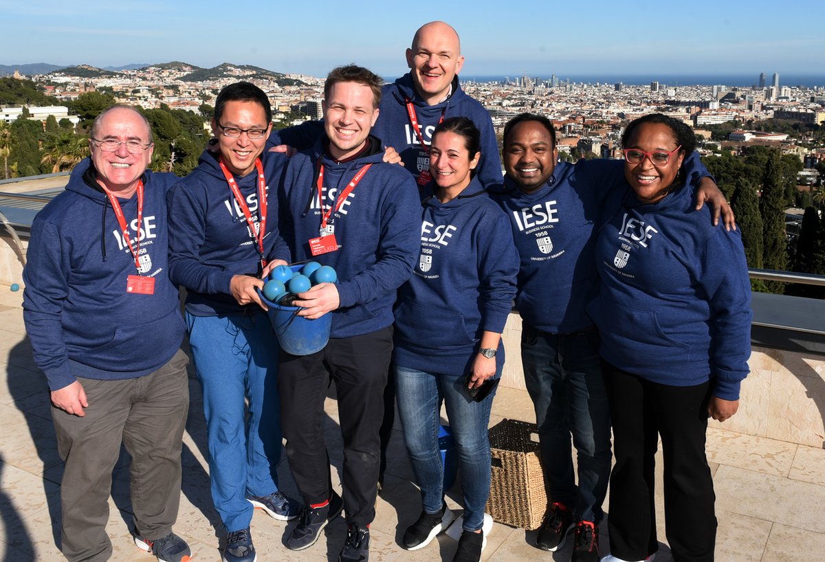 iesebschool's tweet photo. Last week, #GEMBA students gathered at #IESEBarcelona for a round of logic and trust exercises built to test and improve #executive problem-solving and leadership skills. A good and illuminating time was had by all, even while blindfolded. 👉 https://t.co/HxKnt40jPJ #aWaytoLearn https://t.co/tSlqbvj177