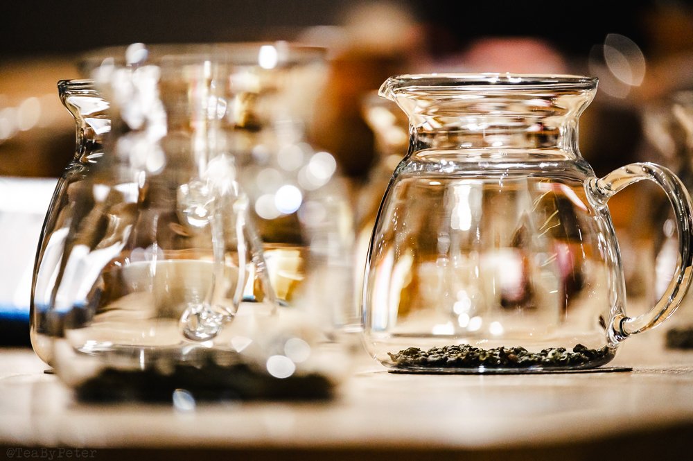 TeaByPeter's tweet photo. Tasting of Taiwanese Oolongs in @KlasekTea tea shop, Prague. From almost green tea delicacies to heavy baked tea gems. A fine evening tea session. 🌃 Part 1️⃣. 📸🍵🤩👌⁣
#klasektea #teatasting #teatime #oolong #taiwanesetea #teageek #teaphotos #praguetea #teabypeter https://t.co/kGzdKcgxuG