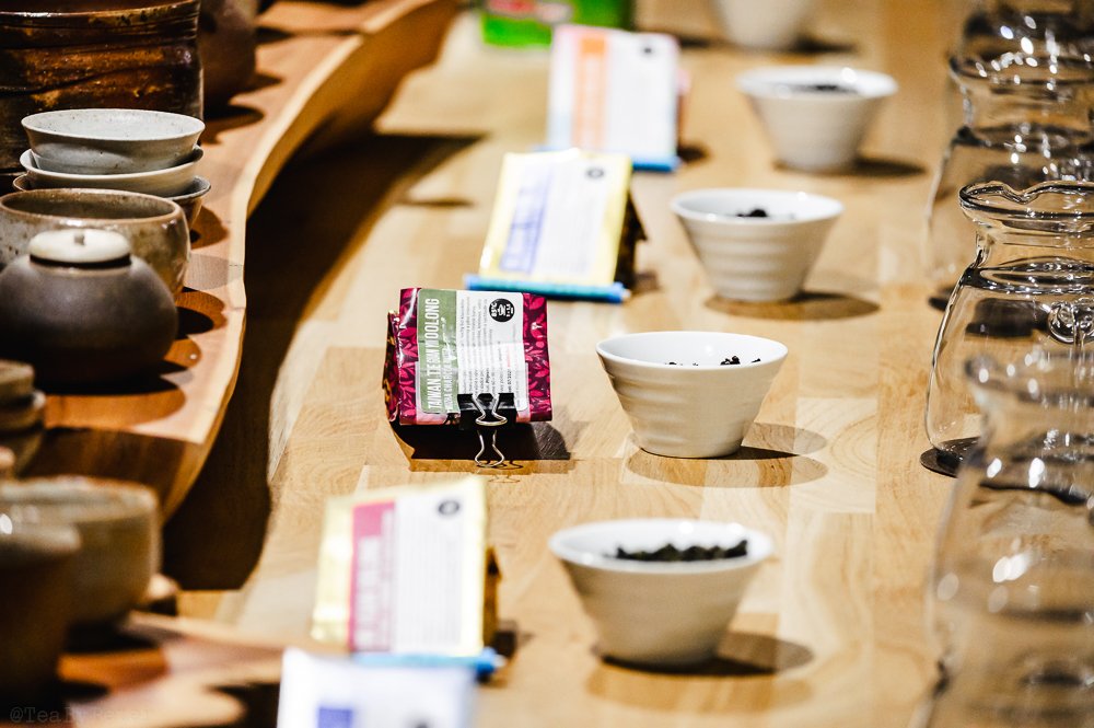 TeaByPeter's tweet photo. Tasting of Taiwanese Oolongs in @KlasekTea tea shop, Prague. From almost green tea delicacies to heavy baked tea gems. A fine evening tea session. 🌃 Part 1️⃣. 📸🍵🤩👌⁣
#klasektea #teatasting #teatime #oolong #taiwanesetea #teageek #teaphotos #praguetea #teabypeter https://t.co/kGzdKcgxuG