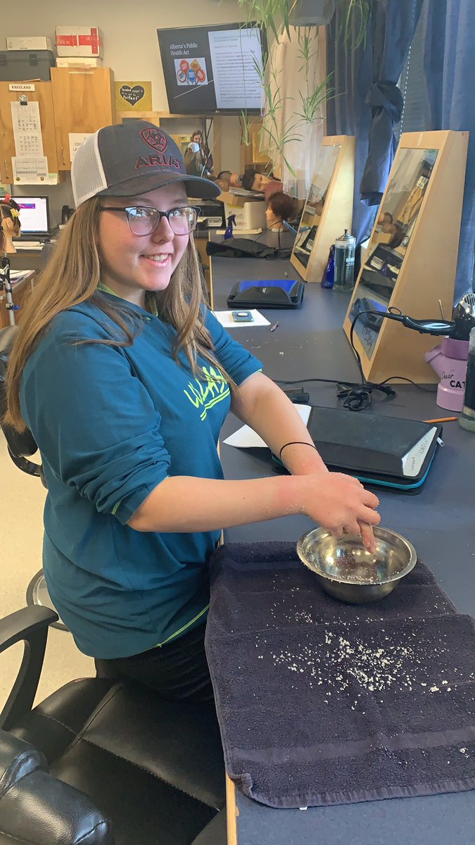akneeland7711's tweet photo. Getting messy with intuitive blend hand scrubs!! #cosmoclass #csd71 https://t.co/aPHqbqSC3w