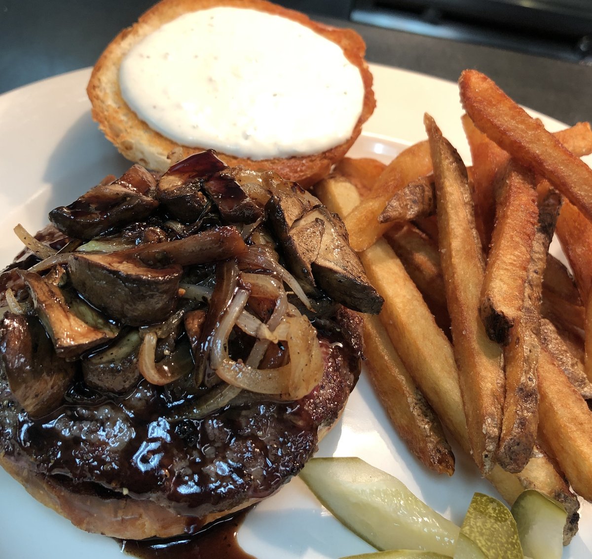 vistroprime's tweet photo. $10 Tuesday! 😍🍔 Join us tonight for our $10 special: The Steakhouse Burger, with horseradish cream, sautéed onions, pickled mushrooms and beef sauce. Plus, sip on half-off drafts every Tuesday. Kicks off at 4 p.m.; while they last! #hinsdaleil https://t.co/YSHrcattOa
