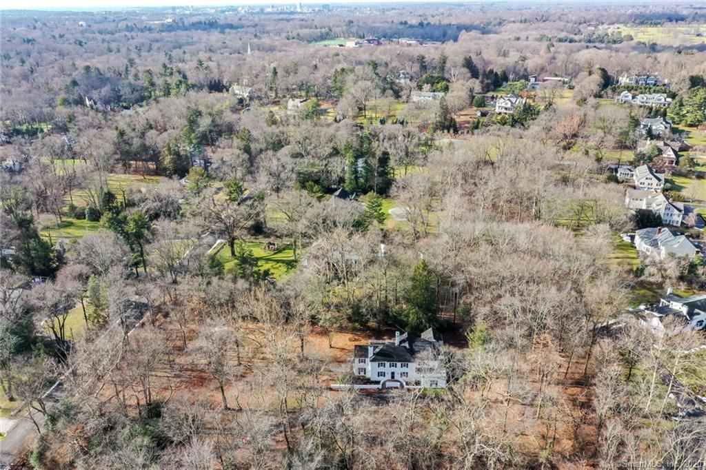 SilverPineRE's tweet photo. Could you live here?
Beautiful colonial in the heart of Darien, CT🌳

#colonialhome #darienct https://t.co/mECJ5QsDT3