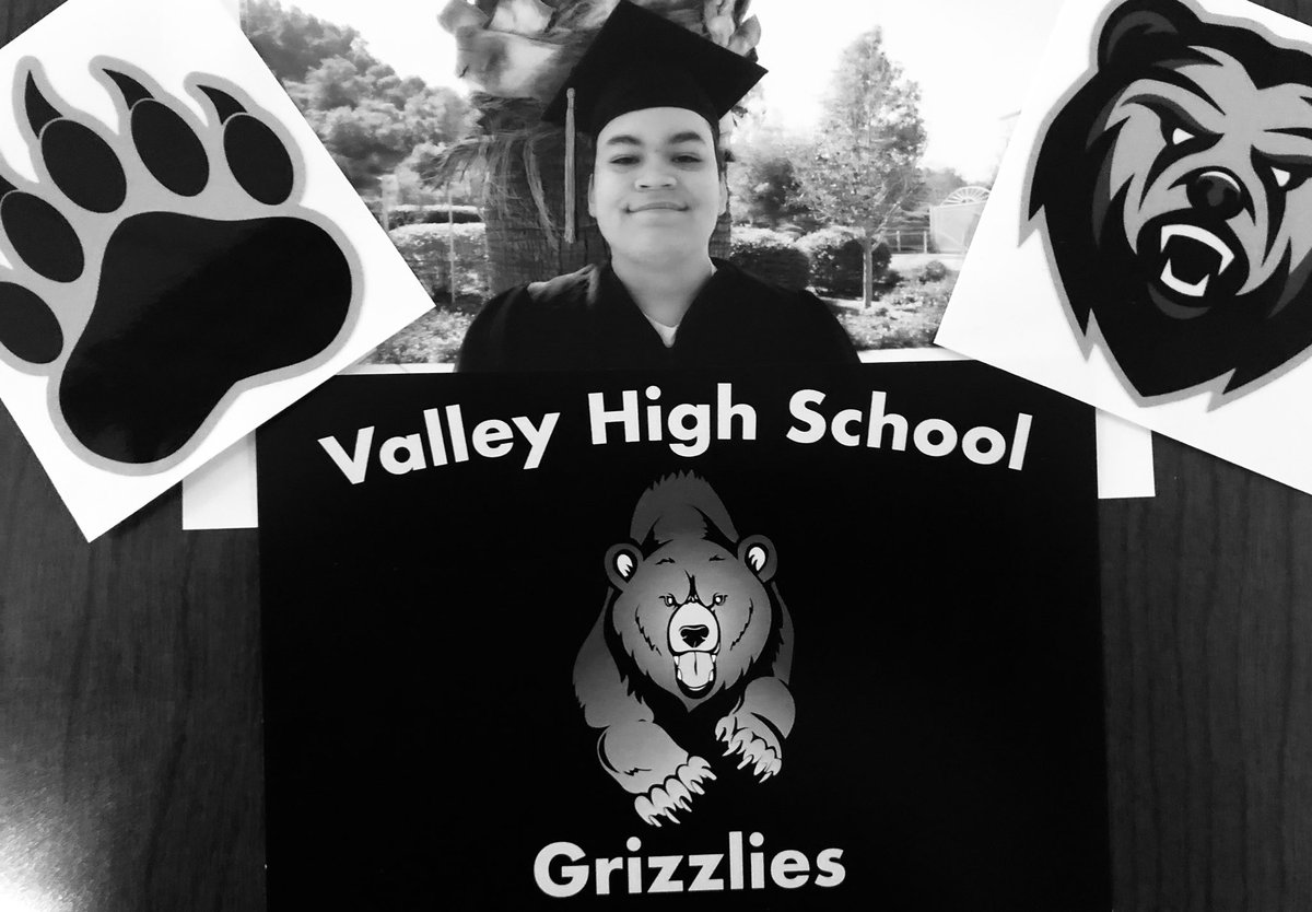 vhsgrizzlies's tweet photo. @vhsgrizzlies 🐻  🎓 🎓 
Congratulations to our most recent VHS Valley High 🐻 graduates today! Joseph Garcia and Arturo Reza! #RingTheBell  🔔 Graduation Station!!!! 🎓 🛎 #EUHSDTeam @EUHSD #GraduationStation #MoreThanASchool https://t.co/7vhHc5OQZV