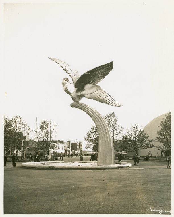 artdecoarch's tweet photo. “To the Morrow” by Gertrude Vanderbilt Whitney, New York World’s Fair - Amazing sculpture by Gertrude Vanderbilt Whitney, heiress, artist, arts patron, and founder of the @whitneymuseum (in 1931). Source: NYPL. https://t.co/YVSSpyrCei https://t.co/hNltM8BdVZ