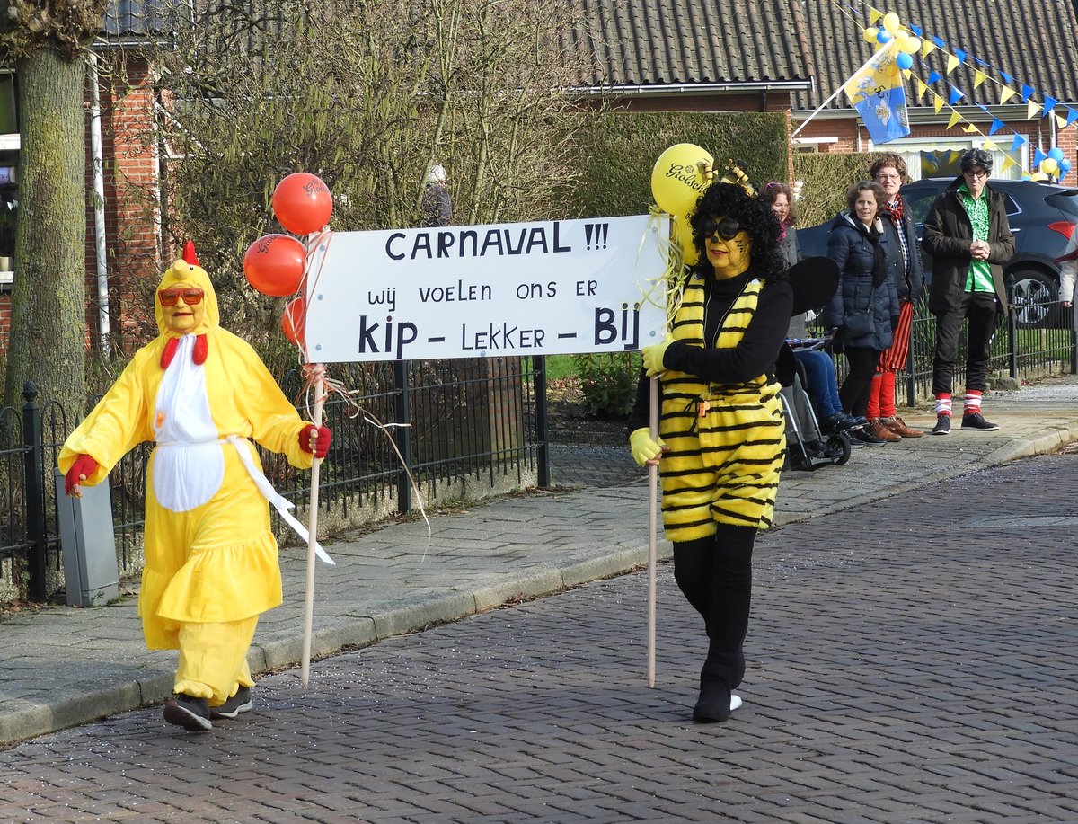Optocht2020's tweet photo. Wat een gezelligheid, wat een sfeer, wat een creativiteit, wat een enthousiasme, wat een feest 🎉🍻🎊🍷😃 Opgeven is heel simpel via https://t.co/GoNaTG39sA #doeallemaalmee #vaakbujtebang #geefjenogsnelevenop https://t.co/K0AqtU3xCi
