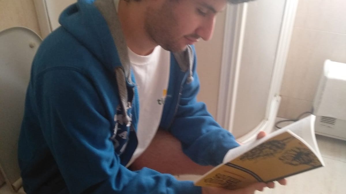 Sigo recibiendo fotos que me envían los lectores de #Aguijonazos...

Si esta instantánea no supone la mejor promoción que se ha hecho de un libro, sin duda alguna se le acerca. 

amazon.es/dp/171323047X