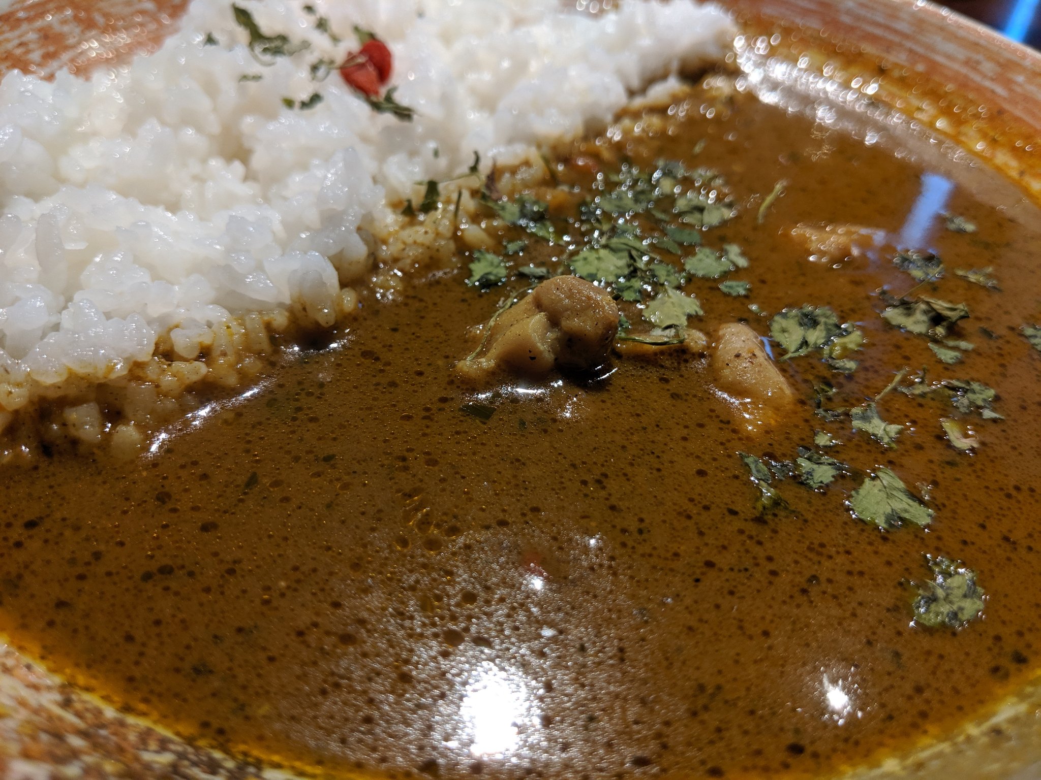 麻布十番 薬膳カレー新海 大門店 虎ノ門店 チキンスープカレーを開発するきっかけになったのは 博多にある ツナパパ さんの チキンカレーでした 自分の好みとしては辛過ぎましたが 味はかなり好みの味でした 特にあの 甘み をどう出してるのか東京に