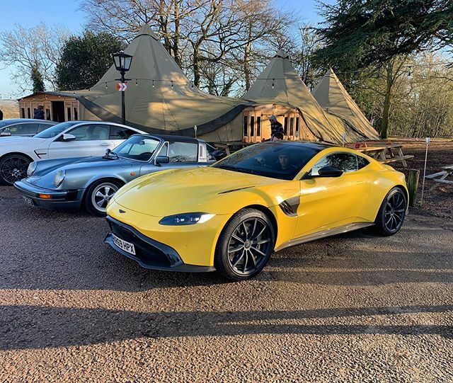 racebreakfix's tweet image. The new Vantage looks epic in my opinion, especially in #RareShades and theres a bonus 911 targa in the background too! ift.tt/2HCyl4C