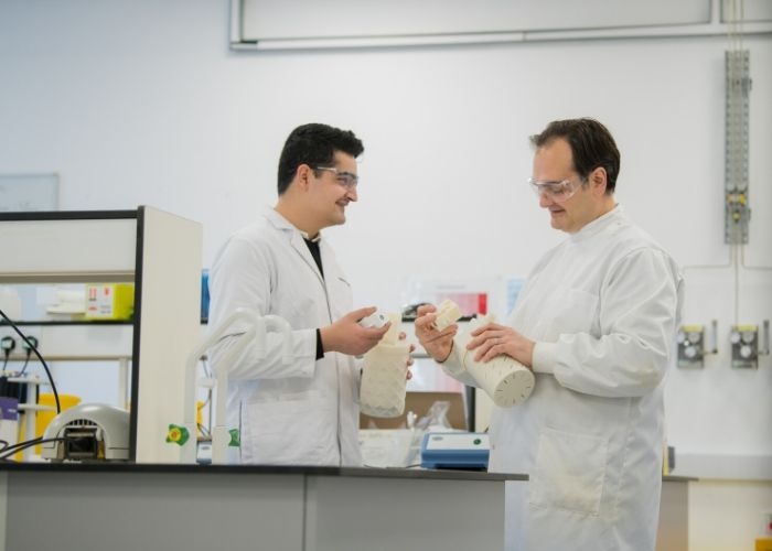 NorthumbriaUni's tweet photo. An innovative breath collecting device developed by Northumbria academics could revolutionise the way we diagnose diseases, such as the newly emerged #COVID19. @DocMoschos @Northern_Acc @icu_re @innovateuk  Read more: https://t.co/uLUz7vFbdy #TakeOnTomorrow https://t.co/8scum81z6T