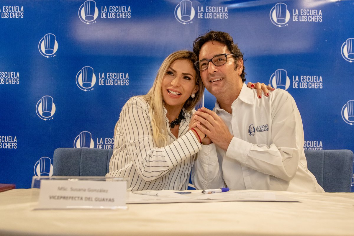 soysusanag's tweet photo. ¡Los sabores ancestrales de Guayas serán protagonistas de la Ruta Gastronómica! 🍲🔥 Sellamos amistad con @deloschefs a través de la firma de convenio para continuar la identificación de huecas, potenciar los platos de cada cantón y ubicarlos en un mapa gastronómico. 👨🏼‍🍳 🗺 https://t.co/vGs7SNhljj