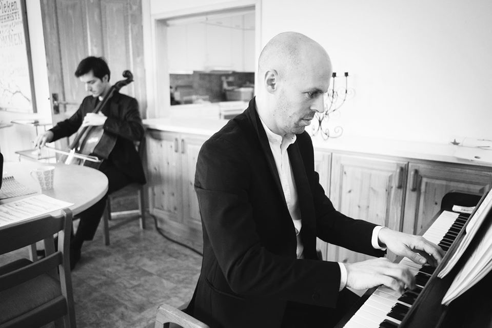 julienquentin's tweet photo. The last days at Vinterfest, it was a treat to be back, bravo to you my dear Roberto González Monjas and the whole Vinterfest team and friends, great programing, performances and cooking sessions !
Pictures by Nikolaj Lund
#vinterfest #mora #sweden https://t.co/TpgNiqvIs9
