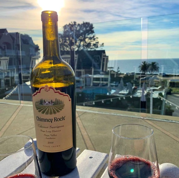 Drink responsibly, aka don't spill the wine. Happy #nationaldrinkwineday from your home by the sea 🌊🍷📸: sandrabmckee ow.ly/oSeu50wJ6X4