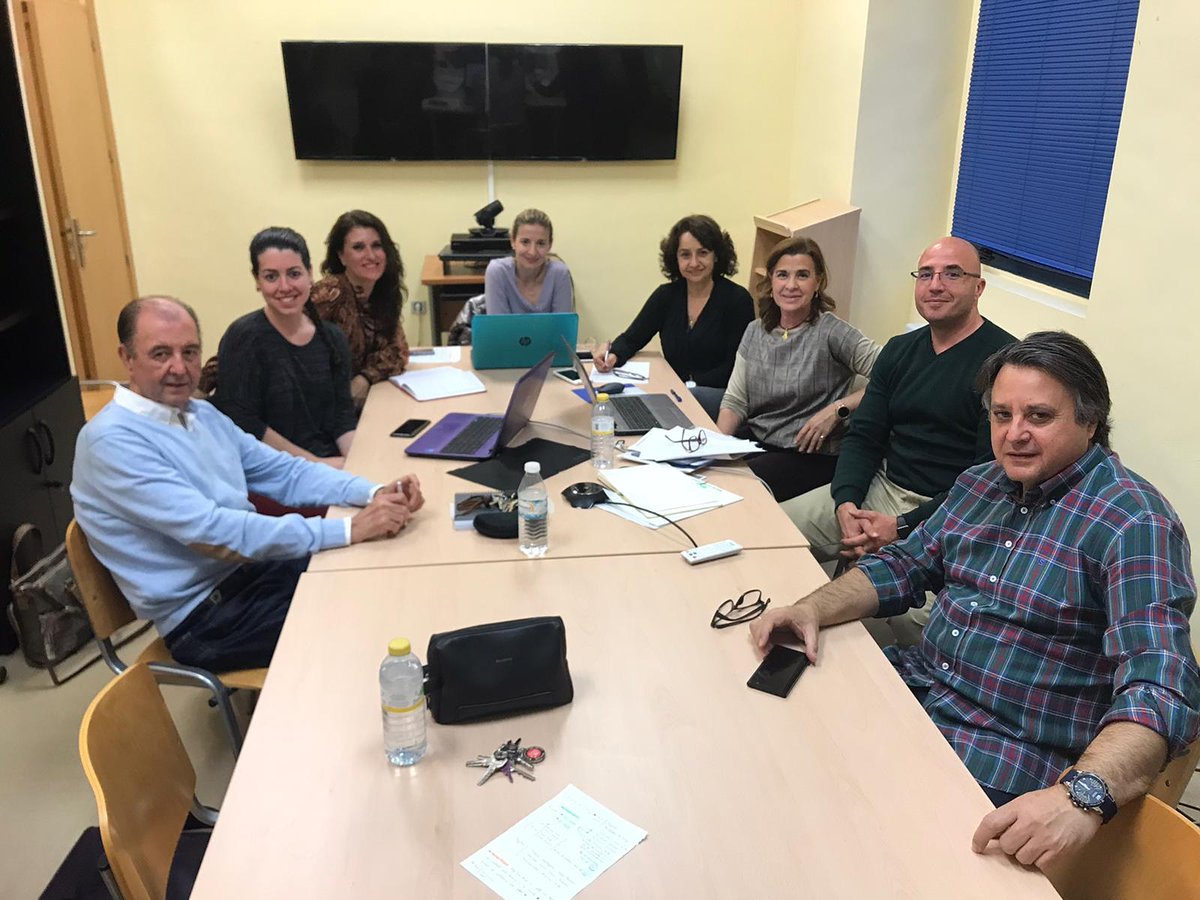 congresoenferme's tweet photo. El Comité Científico trabajando estos días en la valoración de todas las comunicaciones  enviadas más de 100 
GRACIAS, se nota que la #ENFERMERÍA está viva !! https://t.co/YuyJphb8d4