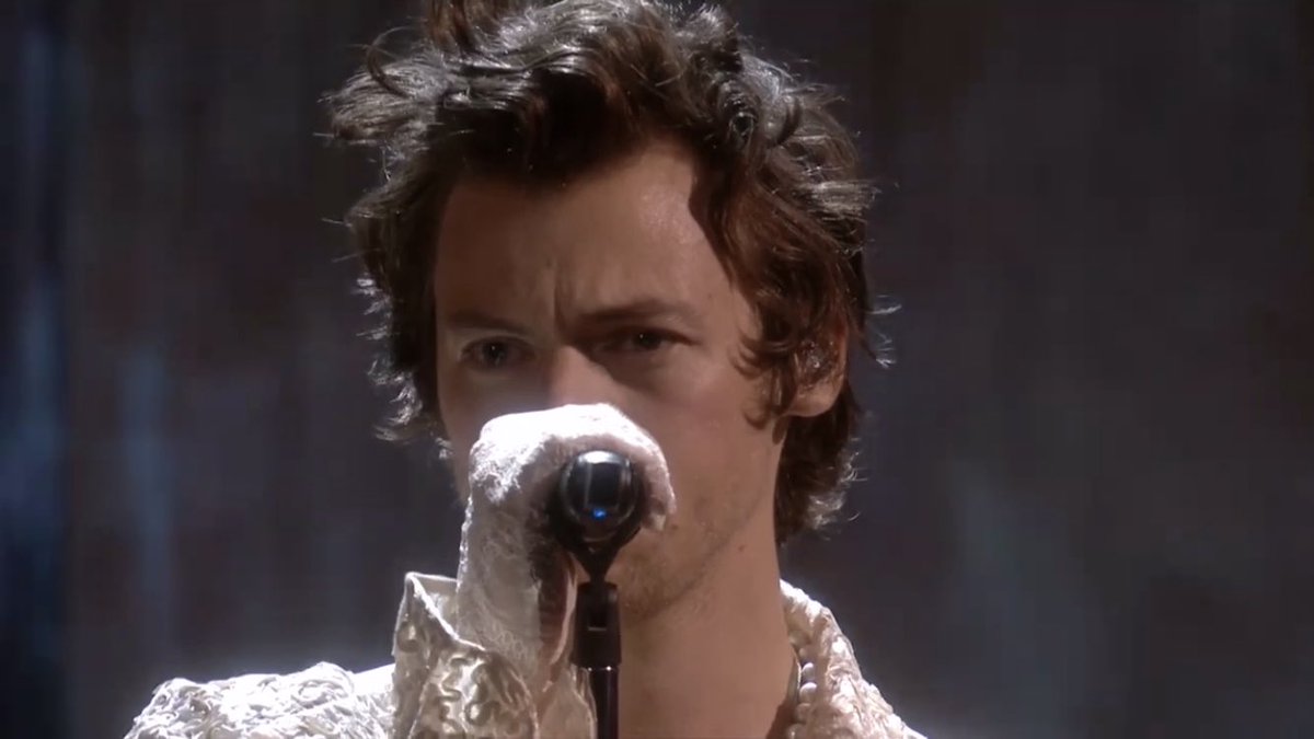 wssxo_'s tweet photo. @Harry_Styles im still in shock๐คญ The best performance that I ever saw in my whole life , love uโค๏ธ@BRITs #BRITs #BRITsawards #harrystyles #harrystan #harries #tpwk #proud #performance https://t.co/UPYv4NJ4ss