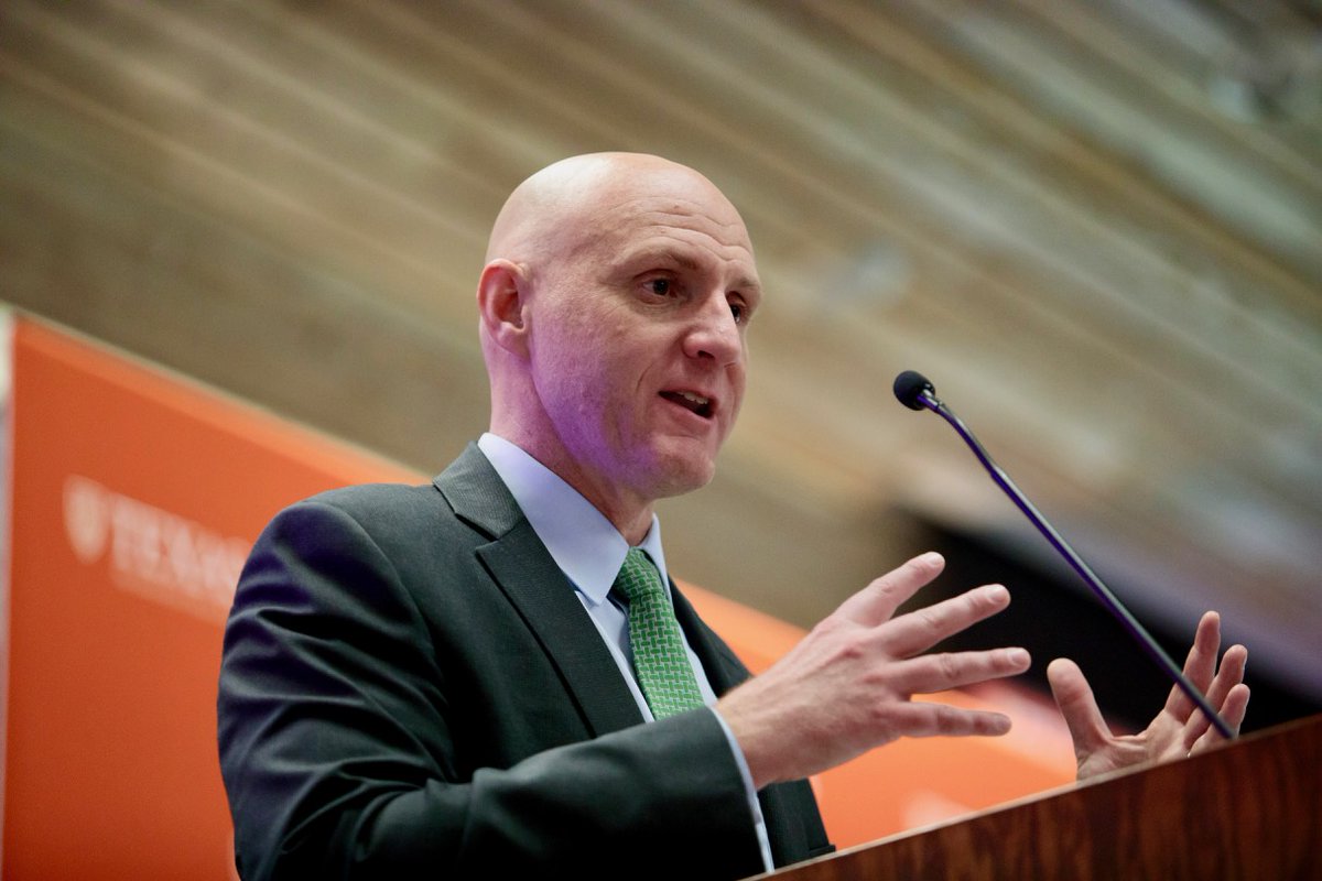 EnergyUT's tweet photo. Today's #UTEnergyWeek2020 keynote: Honored to have
@eeregov Asst. Secretary @DanSimmonsEERE
highlight innovative @ENERGY programs to spur integration of #renewables, resilience & energy security. Enjoyed his discussion w/ @UTAustin faculty about their research.🤘@LonghornEneClub https://t.co/3SORgPNIeC