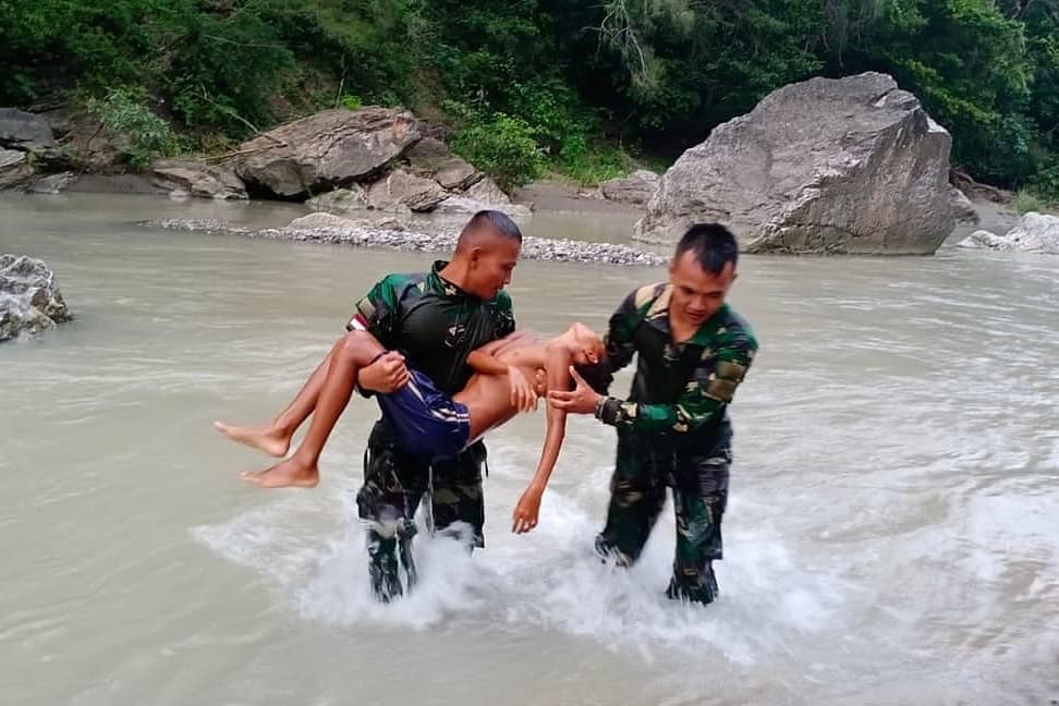 Puspen_TNI's tweet image. Aksi Heroik, Satgas Yonif 132/BS, Selamatkan Seorang Anak Yang Terseret Arus
.
Peristiwa ini terjadi saat debit air sungai tinggi akibat hujan deras yang melanda desa Tasinifu😎💂 #TNIPeduli #SatgasPamtas #Yonif132BS