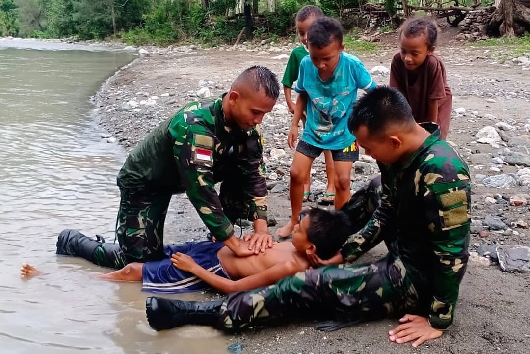 Puspen_TNI's tweet image. Aksi Heroik, Satgas Yonif 132/BS, Selamatkan Seorang Anak Yang Terseret Arus
.
Peristiwa ini terjadi saat debit air sungai tinggi akibat hujan deras yang melanda desa Tasinifu😎💂 #TNIPeduli #SatgasPamtas #Yonif132BS