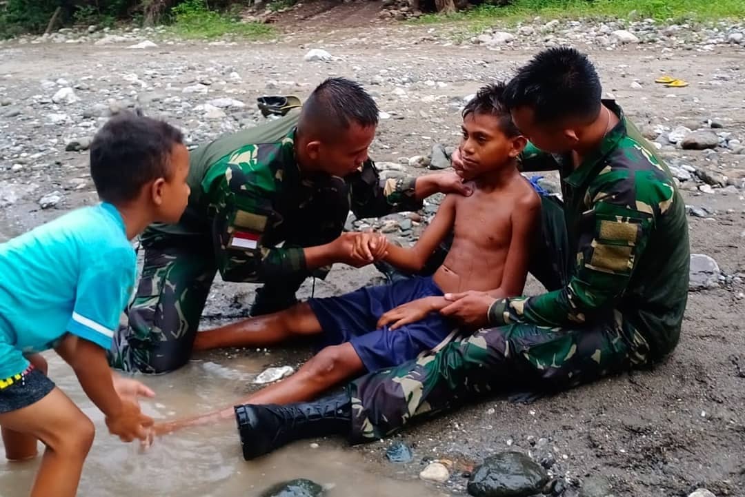 Puspen_TNI's tweet image. Aksi Heroik, Satgas Yonif 132/BS, Selamatkan Seorang Anak Yang Terseret Arus
.
Peristiwa ini terjadi saat debit air sungai tinggi akibat hujan deras yang melanda desa Tasinifu😎💂 #TNIPeduli #SatgasPamtas #Yonif132BS