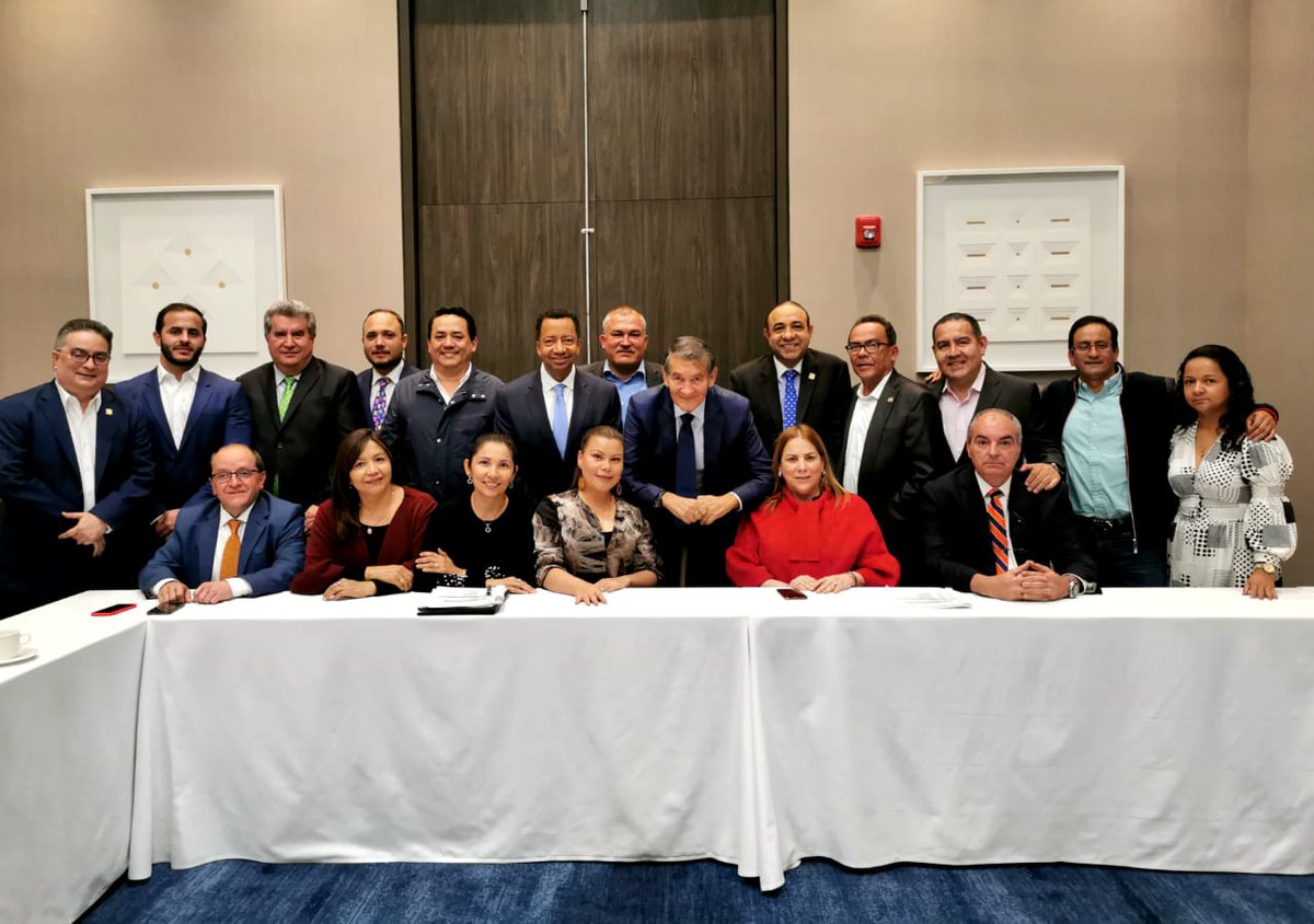 Hoy nos reunimos con la bancada de <a href="/CamaraColombia/">Cámara de Representantes de Colombia</a> del <a href="/partidodelaucol/">Partido de la U</a> para dialogar con el <a href="/MintrabajoCol/">MinTrabajo</a> <a href="/angelccabrera/">Ángel Custodio Cabrera</a>. Abro hilo sobre las principales conclusiones de esta reunión 👇🏼🇨🇴