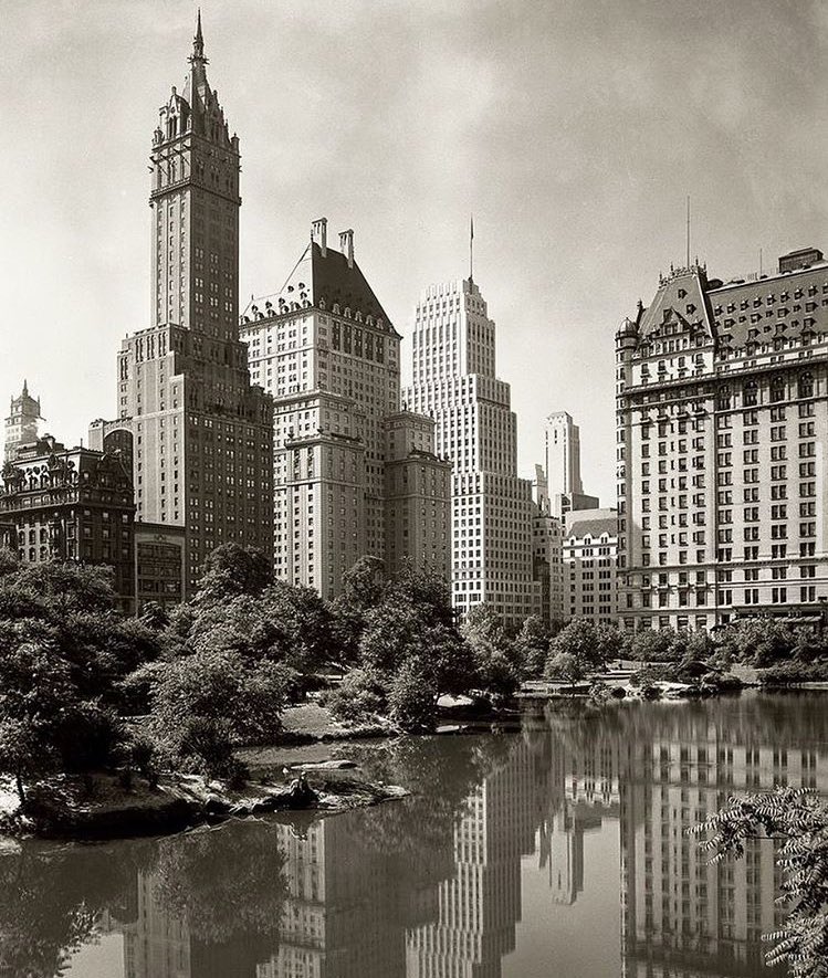 Arch_Revival_'s tweet image. The first skyscrapers were built in the Classical tradition.

Gothic towers, grand chateaus, classical country houses, all raised on a pedestal above the city streets.

Soulless glass boxes, which could be anywhere in the world, are not the answer to building tall.