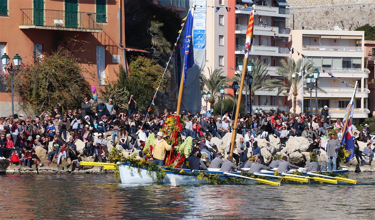 yolevlf's tweet photo. Lundi 24, comme chaque année, la #Yole de Villefranche va participer au Combat naval fleuri de #VillefrancheSurMer.  #Myvillefranchesurmer - #CotedAzurFrance https://t.co/2pZ0fDhRhl