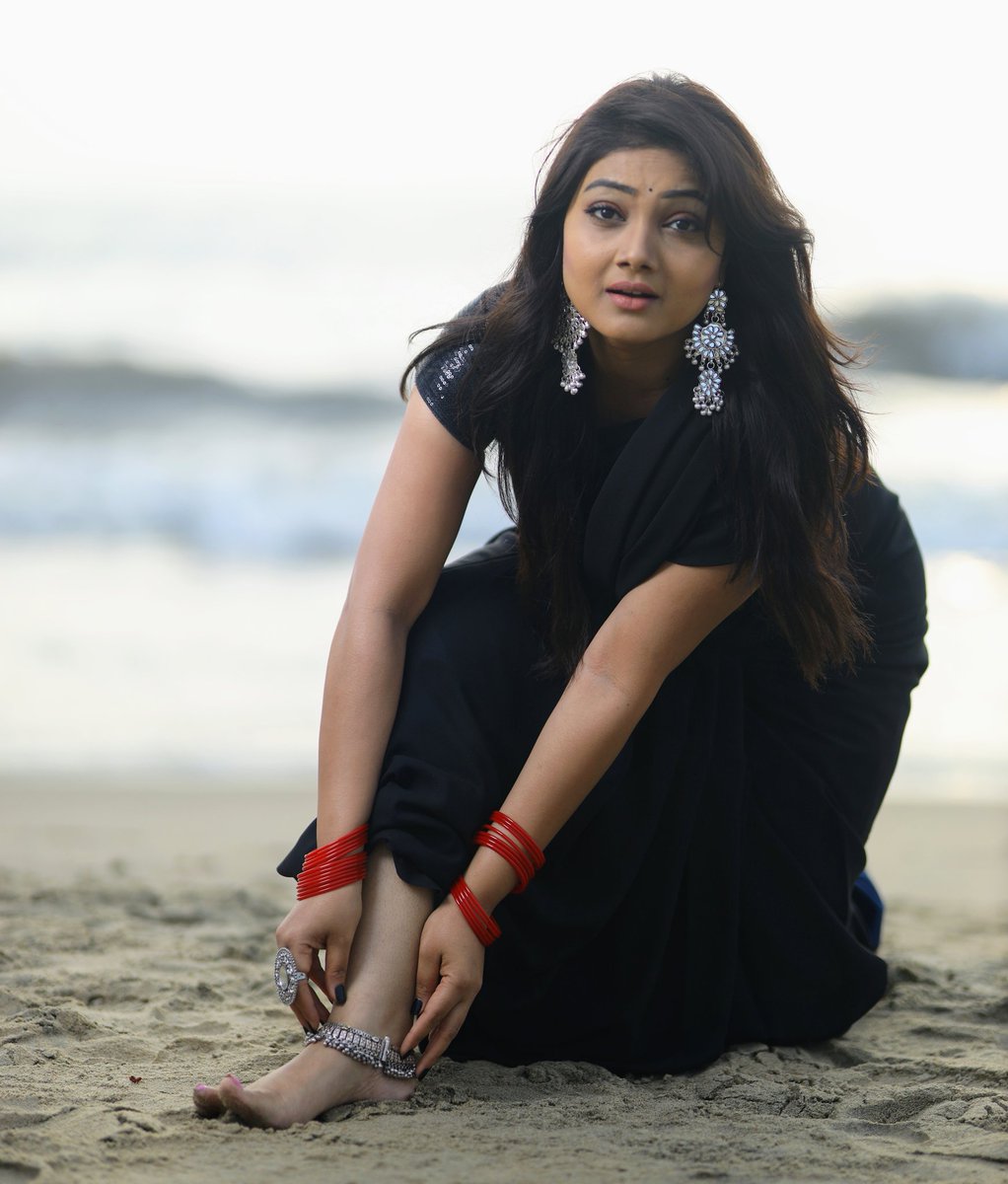 pinkymavuri1's tweet photo. A smile is a curve that sets everything straight
Poser: my Barbie doll @nalkarpriyanka

Jewelry: @amari_jewellery

 📷: @vijay_v13official

Outfit and styling: meeee 😁

#tamilroja #tamiltv #suntv #rojaserial #southindiafashion #tamilserialheroine #tamilserial #roja #rojafans https://t.co/z5xOJmtkrb