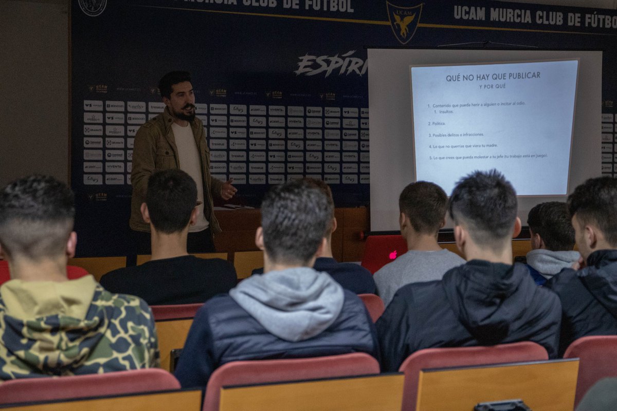 👨🏻‍💻 La plantilla de nuestro Juvenil B asiste al taller sobre buen uso de las redes sociales en la sala de prensa de La Condomina. #CanteraUCAM 💙