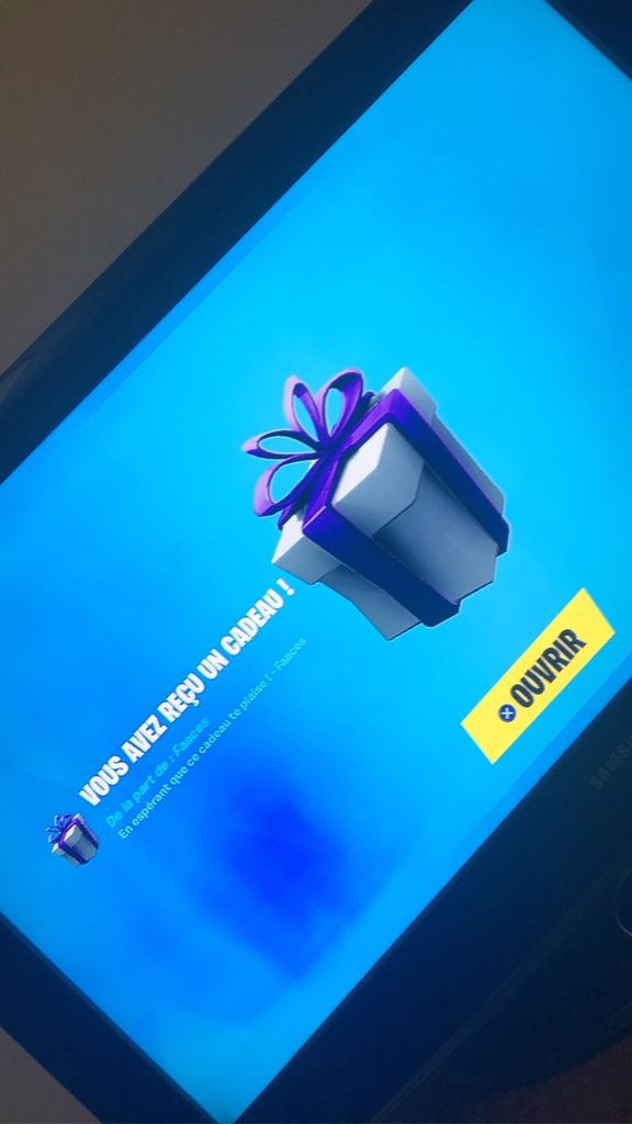sidehjcrois's tweet photo. Merci beaucoup à toi pour le cadeau  gros 😋❤️( jsuis @thegr8sideh) j'ai voulu post ici  @Faaceslevrais

 #FaacesFMLY #FaacesLegit https://t.co/nOJxvK86NH