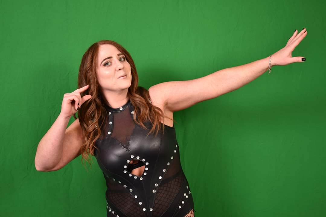 the art of a Jexy promo shoot : *sees picture on wall* *poses like said picture* el fin 🤷‍♀️ 📸 John McEvers #UCW #BayCity #prowrestlingislife #NeverGrowingUp #FourTouchdowns #InASingleGame #JCode