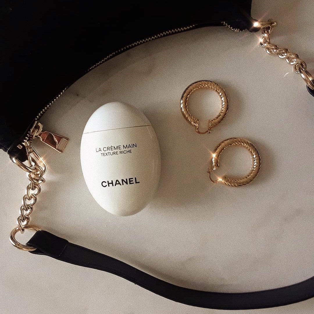 Tuesday Texture coming at ya! Our Thick Textured 18k Gold Plated Hoops are a favorite for sure 💫

ettika.com/collections/ho…